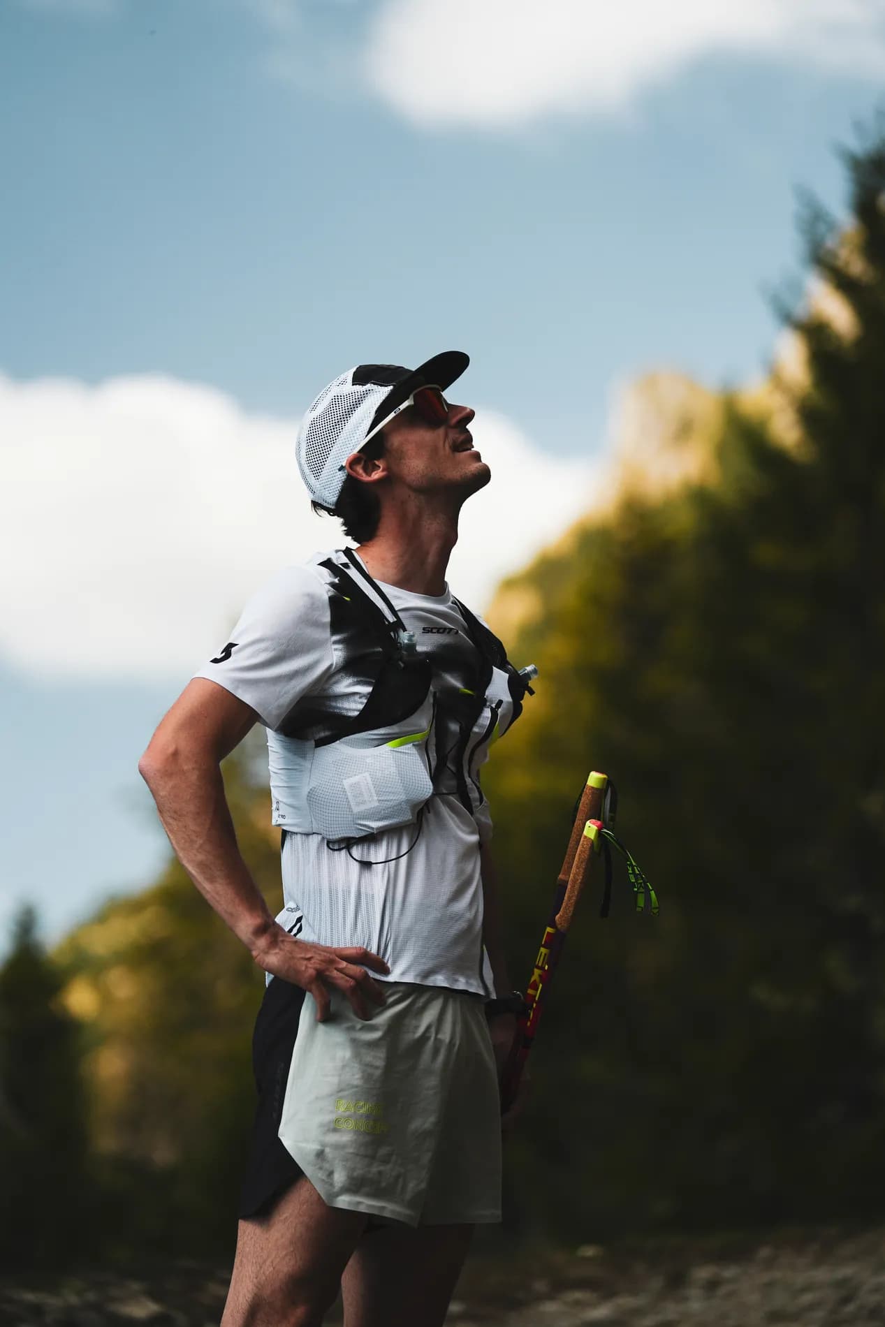 Thomas Derême, physiothérapeute du sport, en tenue de trail avec ses bâtons