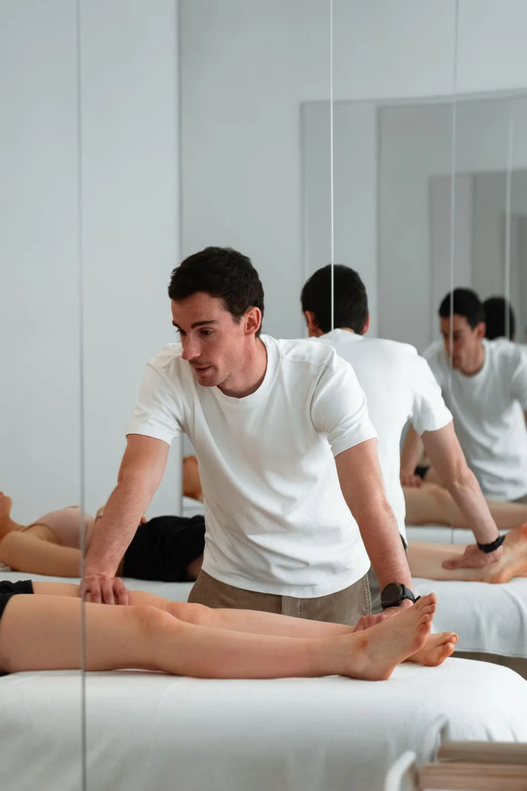 Thomas Derême étire la jambe d’une patiente dans la salle active