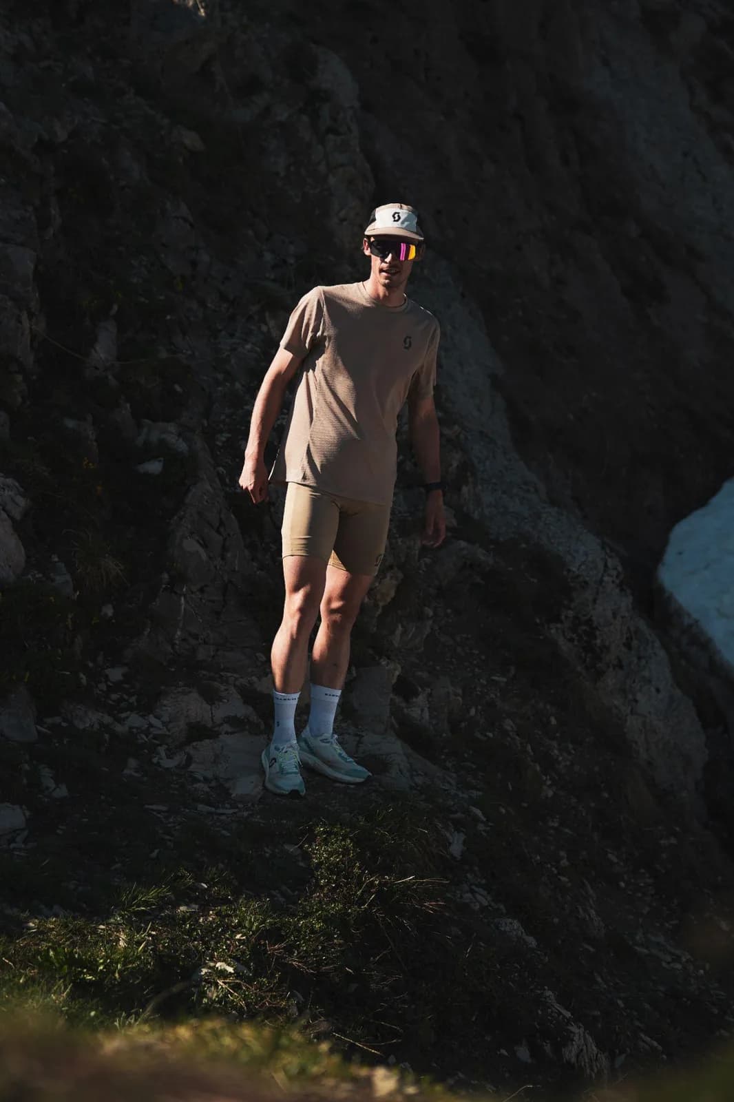 Thomas Derême en montagne parmi les rochers
