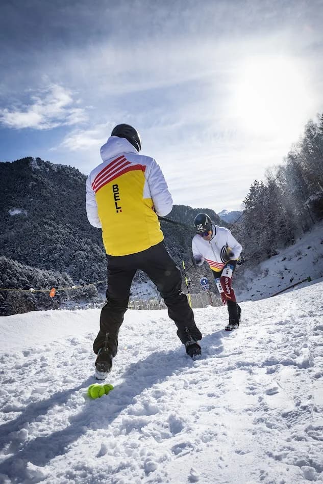 Thomas Derême de dos aux côtés de Maximilien Drion sur une course de ski-alpinisme